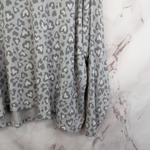 Lucky Brand Shirt Womens 2X Gray Leopard Animal Print V Neck Long Sleeve Dolman - Picture 4 of 12